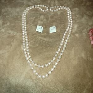 Faux pearl necklace with flower earrings